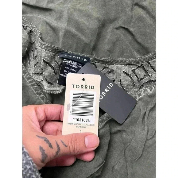 Torrid Washed Challis Lace Top Sz 0 Women's Plus Green V Neck NWT - Picture 6 of 13